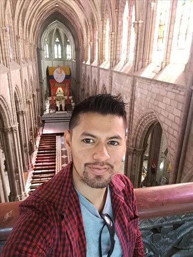 Det her er Andrés. Han er min lærer i 'interaktivt spansk'. Det er ham der tager billederne af mig rundt om i Quito. Han er glad for selfies og korrekt grammatik.