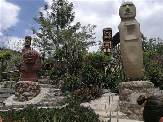 Museet 'jordens midtpunkt' har udover lamaer, marsvin og selvfølgelig det geografiske ækvator også en samling totempæle fra hele Sydamerika.