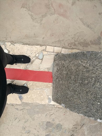 En fod på den nordlige halvkugle og en på den sydlige.