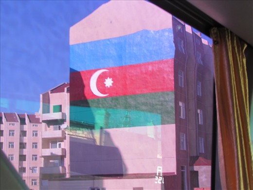 Azerbaijan´s flag again, this time in a close-up from the inside of our bus.