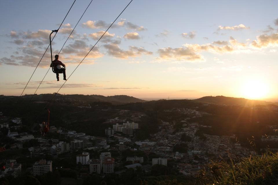 It was amazing to see how people in Brazil use this transportation way to get from the top of the mountain to get to the village center. From this point you can see all this beautiful landscape in dusk