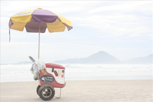This was a little Ice Cream car in the middle of a deserted beach in off season, although the cloudy and rainy weather I'm still thinking that is a great composition for a picture, 