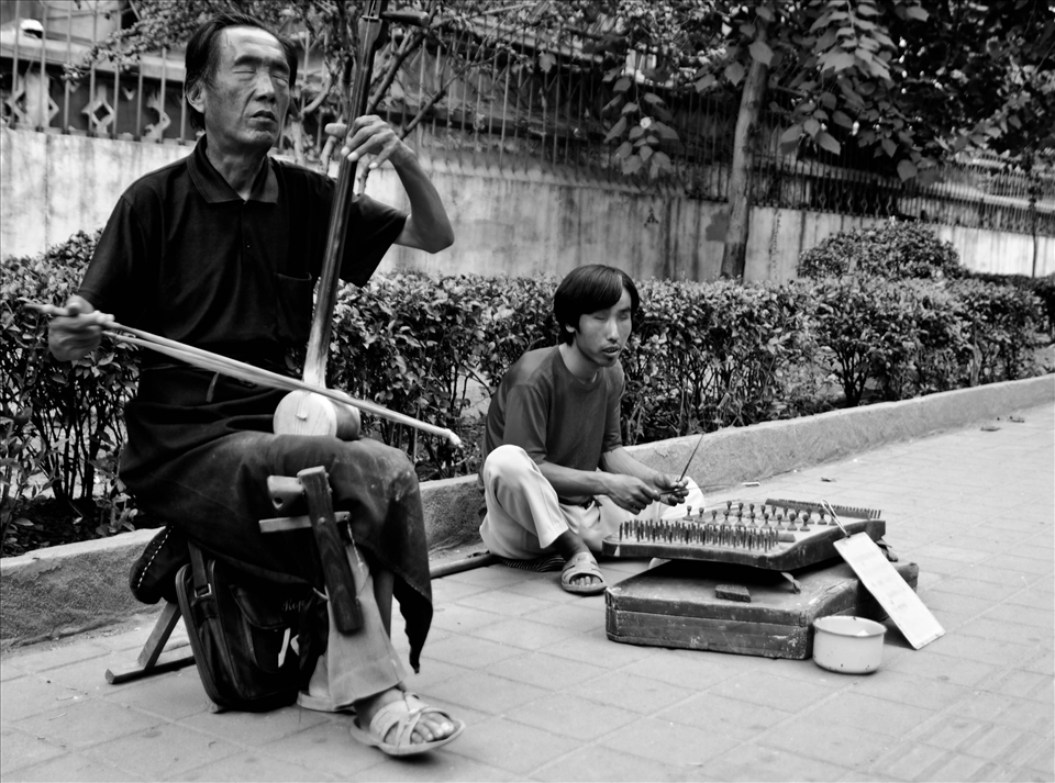Musicians playing classic Chinese instruments along this main street of Jinan.