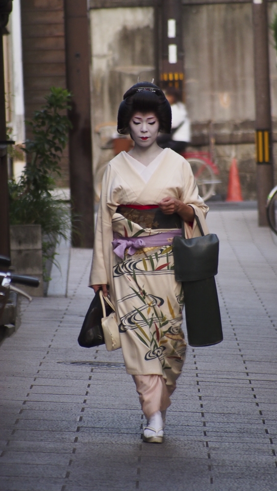 Despite her popularity, the life of a Kyoto geisha (known locally as geiko) is a lonely one. Considered the ultimate hostess, she says goodbye to her family and commences her training at the tender age of 16. After a rigorous apprenticeship spanning half a decade, a maiko becomes a full-fledged geiko. With this, she earns the right to her own home, but it will be an empty one, for a geiko may never marry.  