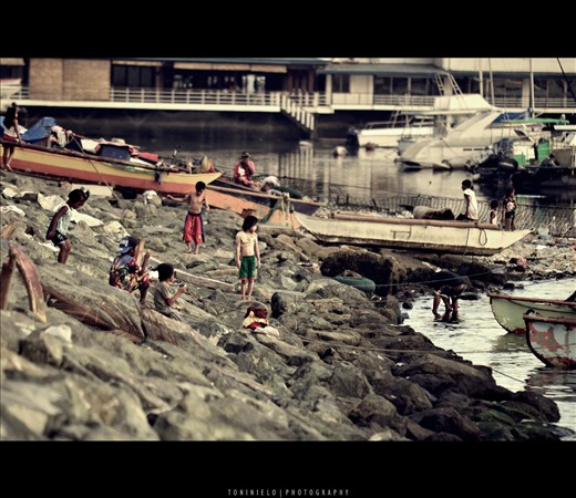 How young and poor children watch the sunset in manila bay