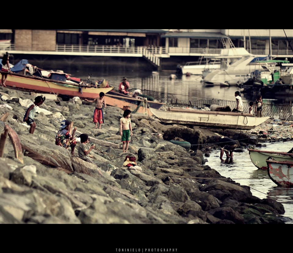 How young and poor children watch the sunset in manila bay