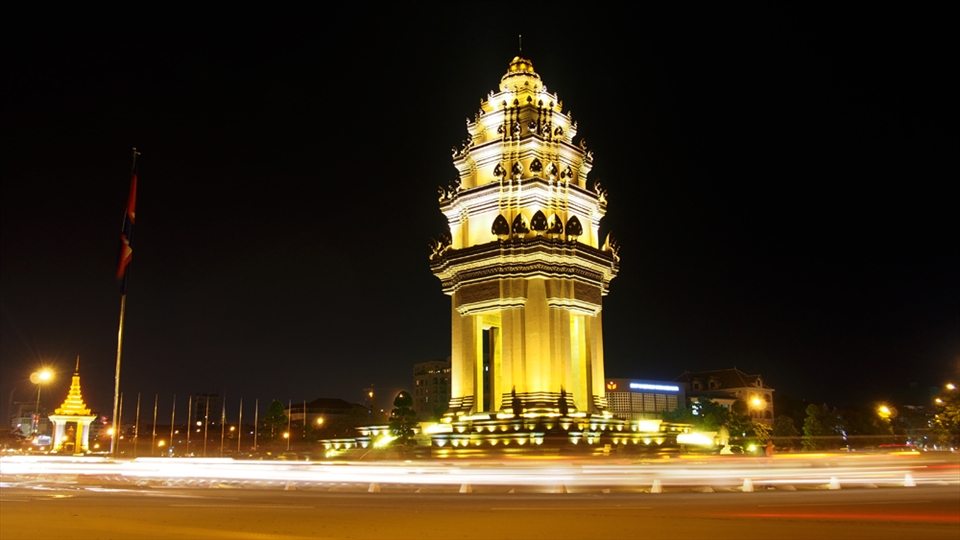 On each corner of the Independence monument, 5 nagas keep the city safe.