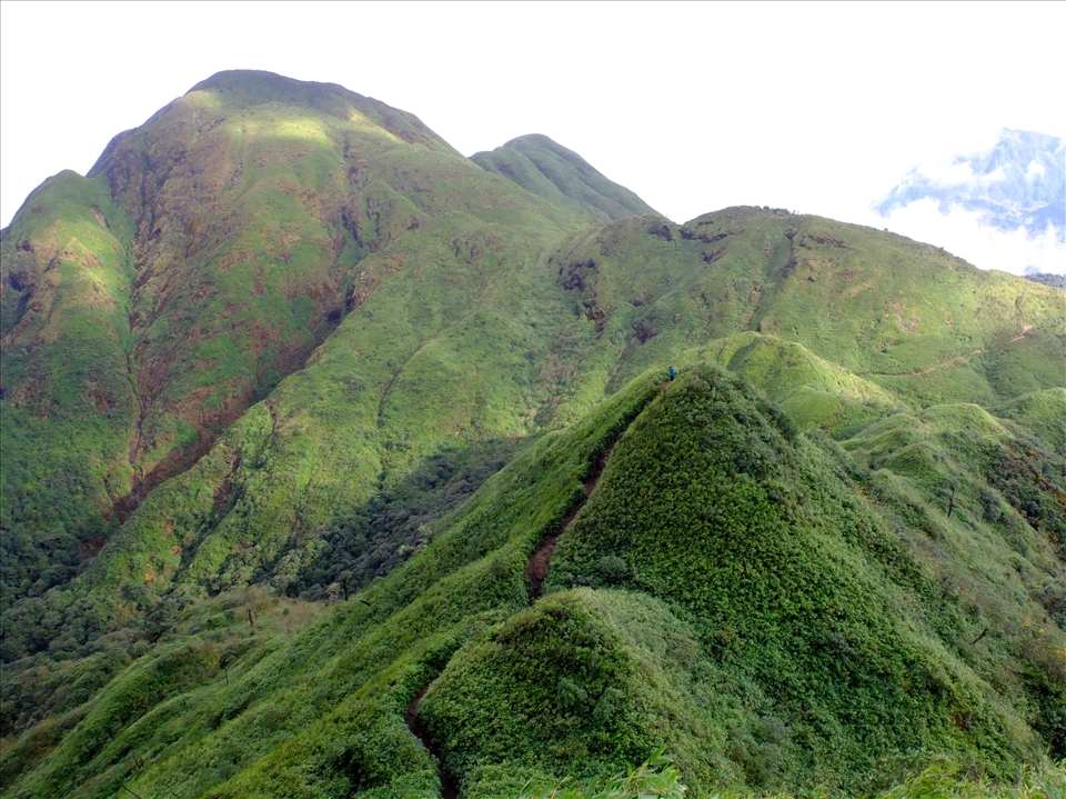 My Hmong porter who makes VND 500k/day is waiting for me from one peak