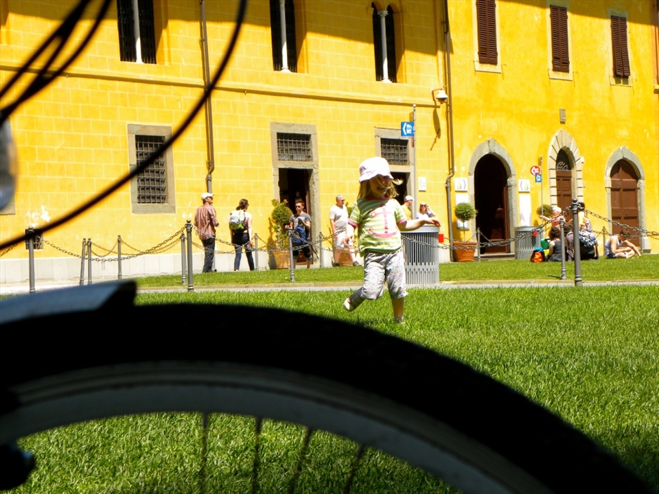 Kid playing by the tower, Pisa-ITA, the third stop of my bike trip.