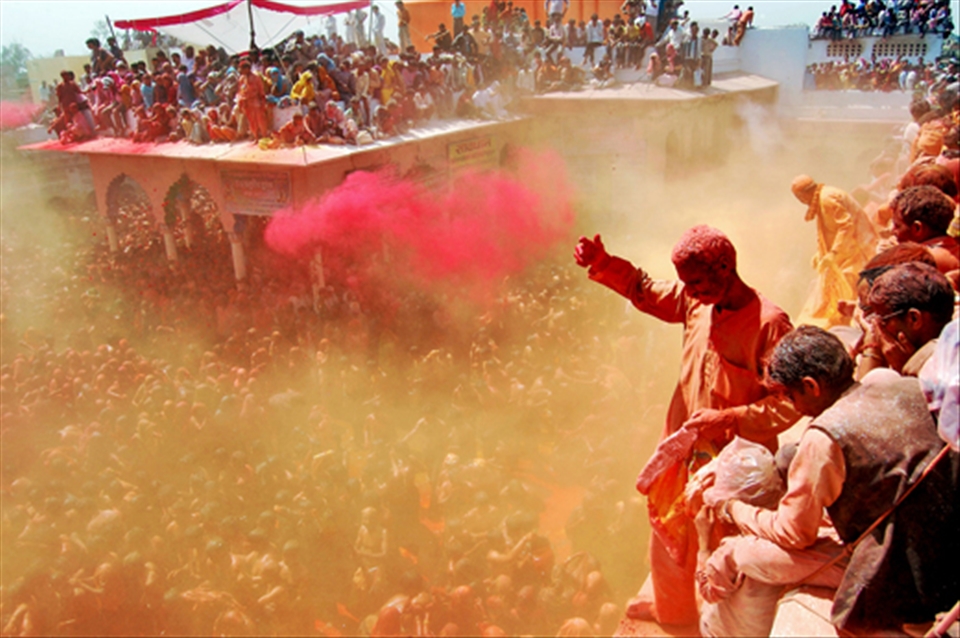 An attempt to give a wide and overall perspective of the massive celebrations