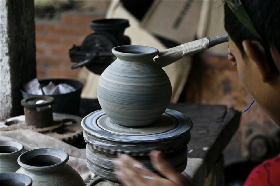 Here, you can see wet barro being painted on with a brush, to prevent the clay drying out. All of the pottery is made using the coil building technique (one tier at a time) on a completely manual hand heel. The speed of the wheel is kept by the potter's free hand; no electricity or foot pedal is used. 