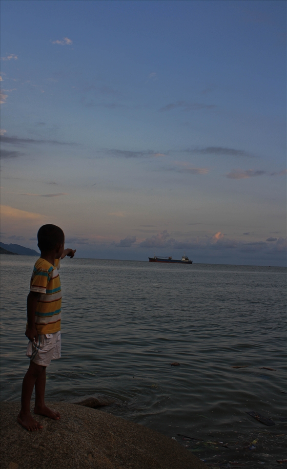 [photo : 'Deserted of beach'] -  It named ‘Lahilote Beautiful Beach’. But not as the name, I thought  that  the beach is not ‘beautiful’. It can’t compare with the other existing vocation spots in the world. It is less and far from exotic. 