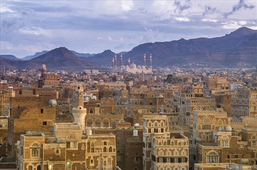 Yemen’s capital is one of the longest continuously inhabited cities in the world, and also one of the highest with an altitude of 2200 meters. Walking through the old city of Sana’a, an UNESCO World Heritage Site, is like stepping into a fairytale with its gingerbread castles made of burned brick towers. 