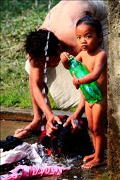 Bathing children and washing clothes are routine by fathers: by travellaos, Views[9853]