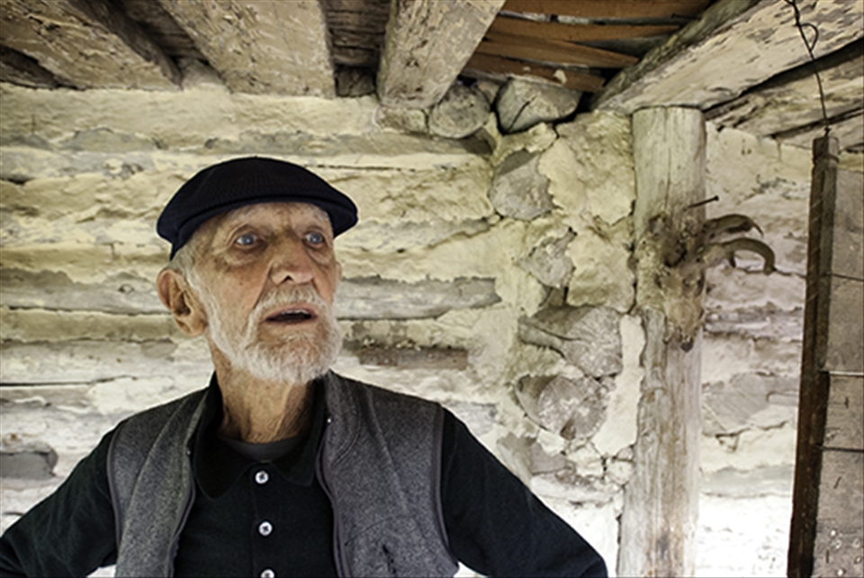 Outside an abandoned home, Ken envisions his dream to turn it into an art center