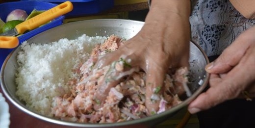 Make sure you use your hand to mix mas (tuna) with the huni (coconut)