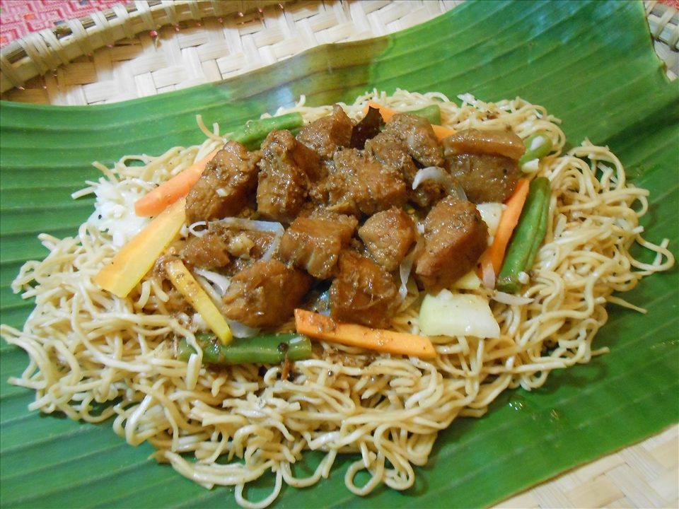 Don't forget to drizzle the sauce! Add vinegar and fish sauce to taste.