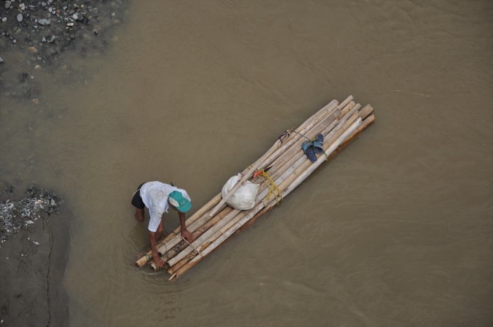 transports a lot of money in gold in the ancient boat because the true millionaire's boss is waiting for all gold