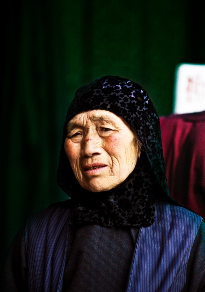 A chinese muslim woman in Xi'an; this city, starting point of the 'Silk Road', has been home of the chinese muslims for over than one thousand years.