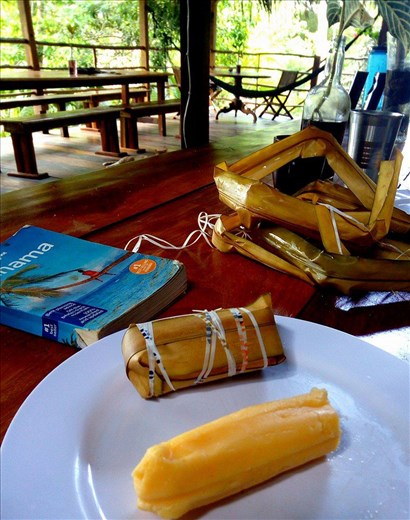 Maissijauhoista keitetty lehteen kääritty panamalaisherkku bollo.