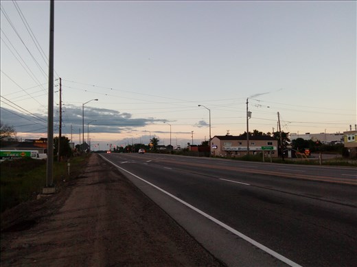 Pohjoisen pallonpuoliskon aamuauringon valaisemalla valtatiellä.