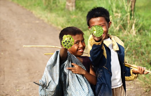 Venture out. A nature's treat.
Some kids just can't resit to venture out. These best buddies came from the lake where water lily is abundant; gathering lotus pod for an afternoon snack. They insist for me to try it out, it was my first time and to my surprise it was a bit nutty; I expected it to be sweet as what kids usually enjoy. 