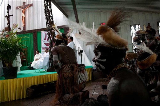 The Asmat attend Sunday mass at the cathedral Agats. Before the influx of Catholic doctrine in the 50’s, the Asmat do not know a concept of God. Relationships rituals they do with ancestral spirits, which they respect. Beating tifa and dancing is a medium to communicate with ancestral spirits.