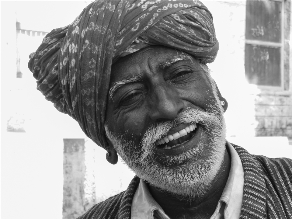 Musician playing the harmonium with all his joy in the middle of the Jaisalmer desert.
Indian music is the most authentic sign of their ancient connection with their ground and their deep roots. So simple, rich and complex.