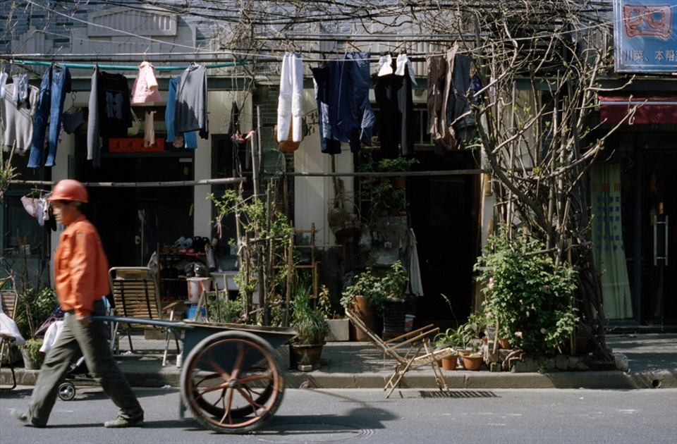 HORIZON / This story is about the geometry of cities, the dimensions of their spatial and immaterial structure, the shape of their souls. It is the story I tell myself whilst being exploring Shanghai and its maze, whilst continuously playing with the focalization adjustment between the physical space and the spiritual place that are melted together in the urbanization continuum.

We continuously perceive physical details of the space, by the glimpses of being travelers,  citizens, flaneurs, nomads; we look up to the peaks of building, but our bodies move across, horizontally. We perceive cities  by their altitude, but what we really see is at the level of the view, is the glimpse of the neighborhood that stills in front of us, is the shadow that stay longer when people come along with their carts. Looking up we perceive boundaries, looking horizontally we perceive inner motions: city lives horizontally, creatures and artifacts flows alongside and diverge at crossroads, when the horizon breaks the shadows.