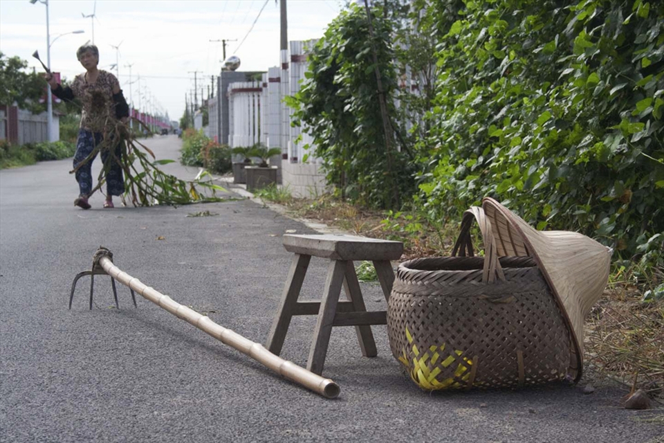 PROFUNDITY / Nevertheless, cities are rooted down. The highest the peak, the strongest has to be the ground. The long shadows of urbanization often hide its own backstage, that in China is undoubtedly rural, but with the same possibly infinitely long bamboo tools that allow mankind to get closer to the sky, someone keeps on digging deeper. 
Horizontal flows are vigorously nurtured by the hearth, thanks to the humans that balance the city geometry in between peaks and abyss. 
