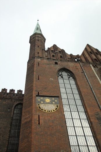 St. Mary's Cathedral and sundial from 1433
