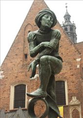Statue in Rynek Glowny square: by vagabonds, Views[741]