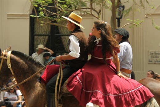 The red dress, Día de la Tradición
