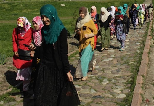 Pretty lasses all in a row, Hissar