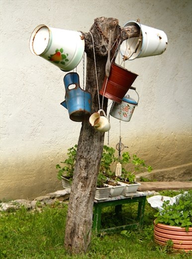 Yard art, Holloko