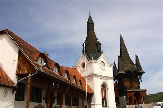 Eyebrow windows and Kakasd Community House