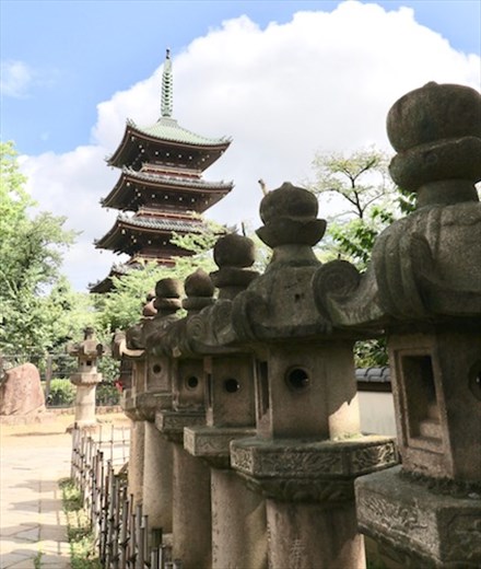Stone lanterns and pagoda
