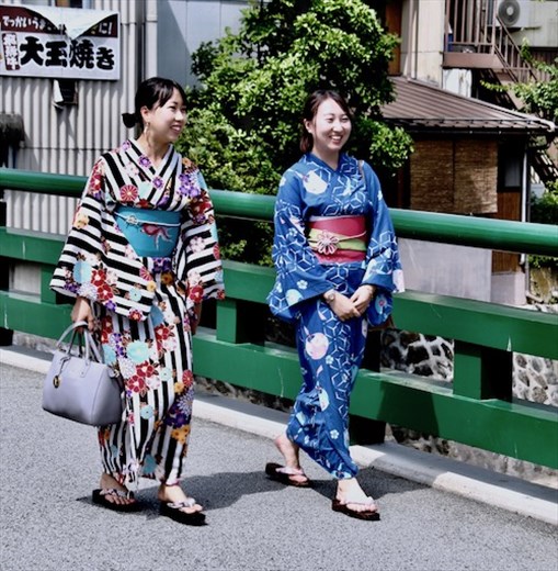 Kimonos on Green Bridge, Takayama