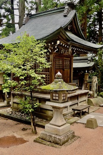 Stone lantern and shrine, Sakurayama Hachimangu 
