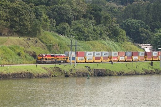 Panama Canal Railroad still runs along the canal