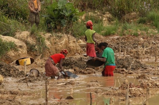 Gold panning, Andasibe NP