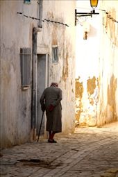 Old man in the medina, Kairouan: by vagabondstoo, Views[562]