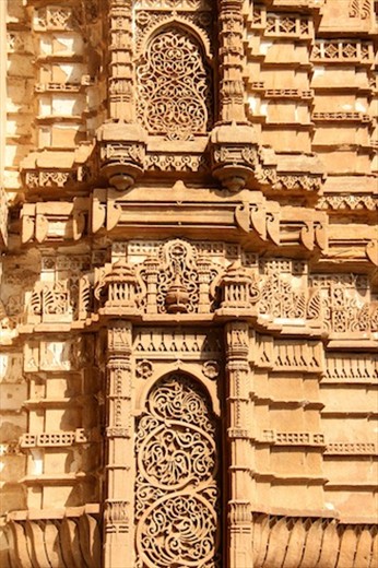 Delicate carvings, Kevda Masjid, Champaner
