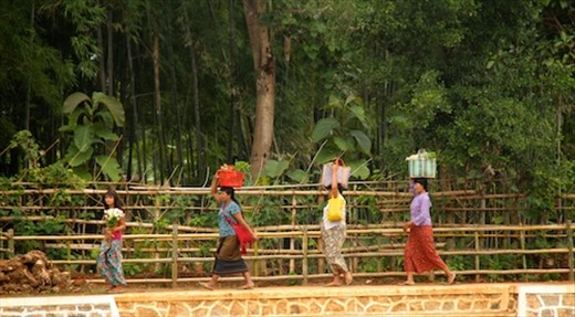 Heading to the Inthein market, Inle Lake