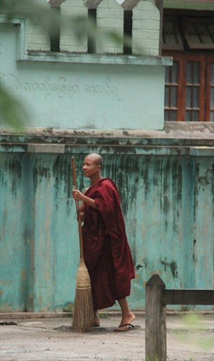 Monk sweeping, Nyaung Shwe