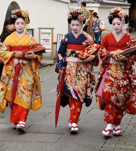 Geishas near Kiyomizu-dera, Kyoto