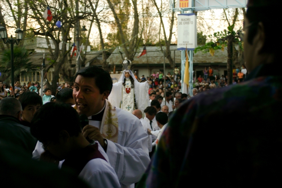 The people that used to live in Isla de Maipo, come back to this party to thank the miracle and pray to the Virgin.