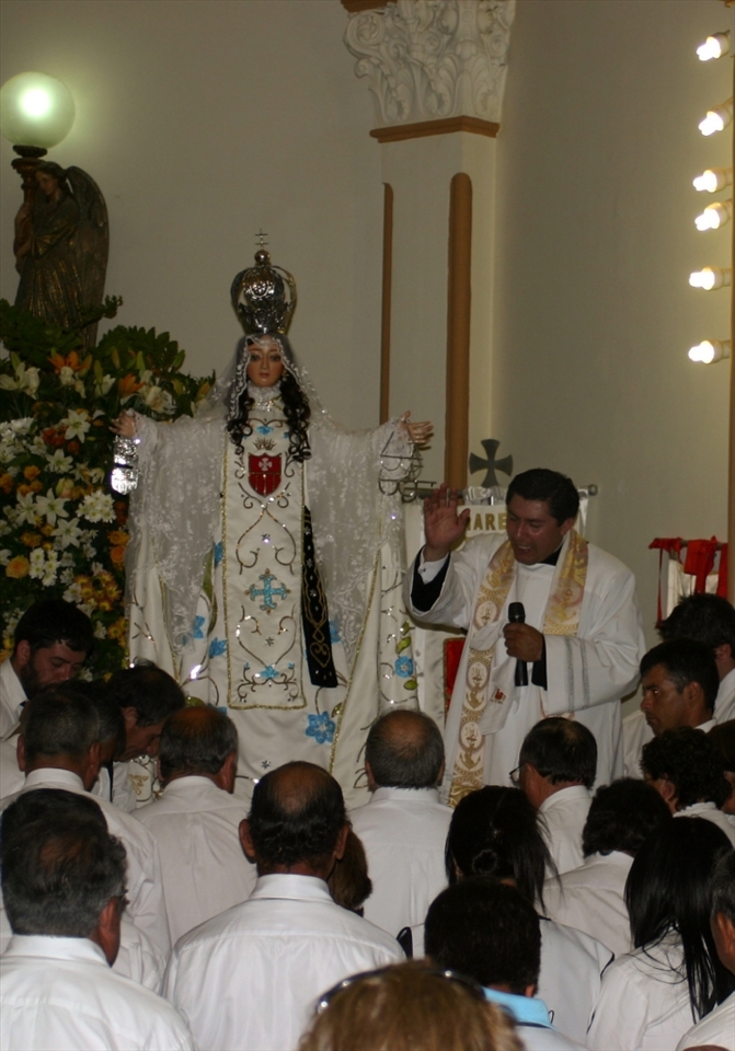 After all the peregrination, the image gets back to the Sanctuary. 