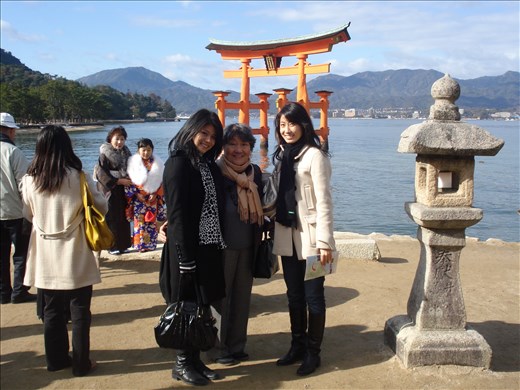 With my sister and Obaasan at Itsukashima Shrine, January 2009.
