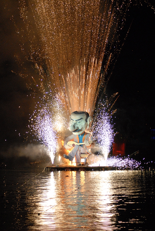 Closing Ceremony. King Carnival on fire. A Carnival ends and another one begins.